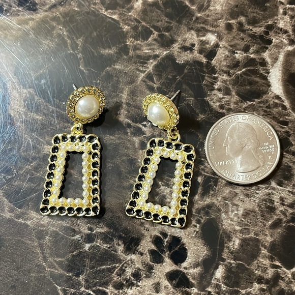 Cider Chain Pearl Earrings - Picture 12 of 16